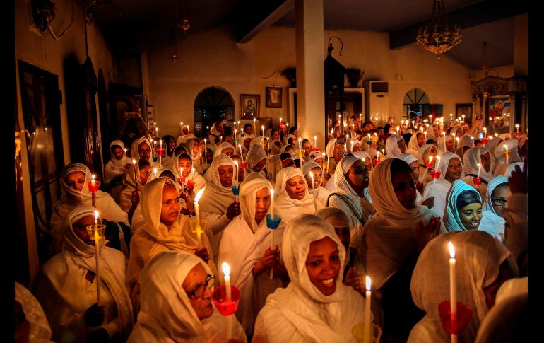 Cristianos ortodoxos etíopes en Grecia participan de la misa de la resurrección. AFP / A. Tzortzinis