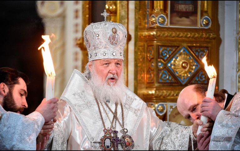 El patriarca Cirilo I de Rusia, sotiene velas representando la Santa Luz durante la ceremonia de Pascua en Moscú. AFP / A. Nemenov
