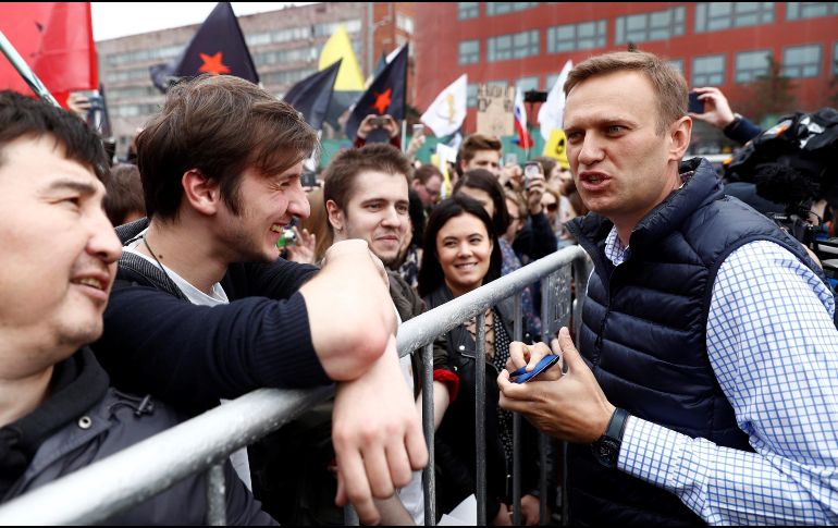 El líder opositor ruso, Alexéi Navalni (d), conversa con manifestantes. EFE/ S. Ilnitsky