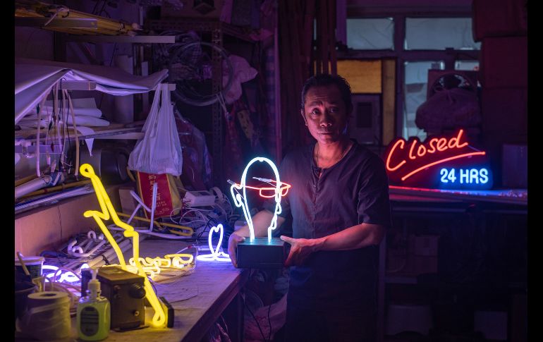 El fabricante de luces de neón Wu Chi-kai, de 50 años, es uno de los últimos artesanos que mantienen vivo el oficio en Hong Kong. Pero la demanda de su servicio languidece con la creciente popularidad de las luces LED. AFP/P. Fong