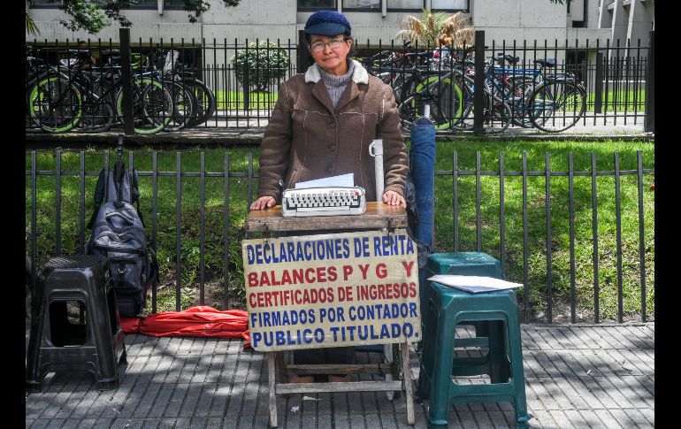 De 63 años, Candelaria Pinilla de Gómez es escribiente en Bogotá. Colombia. Es la única mujer en ejercer este oficio a las afueras de un moderno centro de trámites de la capital. En cuatro décadas mecanografió miles de documentos. AFP/L. Acosta