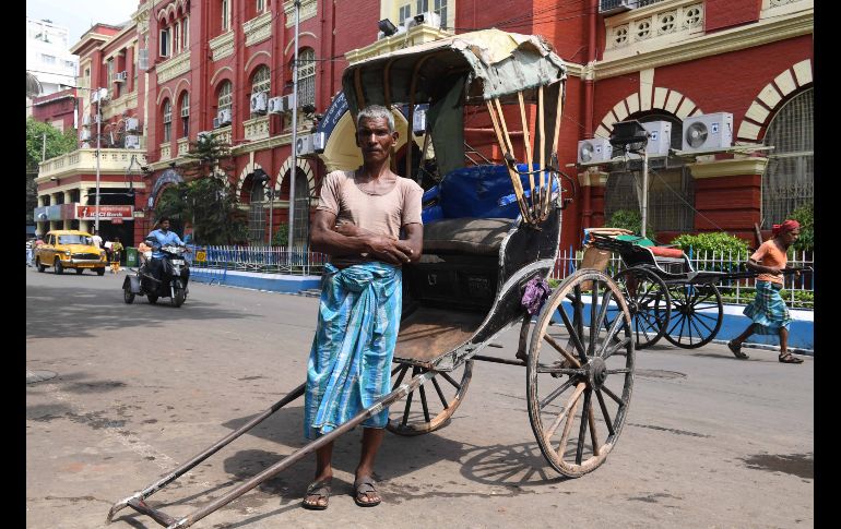 Mohammad Ashgar, de 65 años, conduce su rickshaw por Calcuta, India. Este sistema de transporte del siglo 19 solo sobrevive en esta ciudad del país. Pero los conductores se enfrentan a la competencia de bicitaxis, taxis y las más recientes aplicaciones. AFP/D. Sarkar