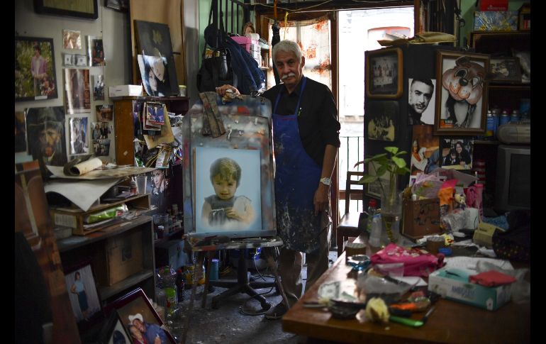 Salvador Alejandro Casas, de 66, posa en su taller en Ciudad de México. Él es uno de cuatro restauradores de imágenes que quedan en el Centro histórico. AFP/Y. Cortez