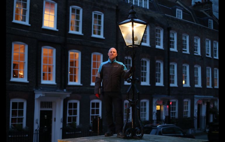 Iain Bell, ingeniero de lámparas de gas para British Gas, se ve en Londres. Unas mil 500 lámparas, algunas de 200 años, continúan alumbrando algunos puntos de esta capital y un equipo de cinco personas se encarga de su mantenimiento a mano. AFP/D. Leal-Olivas