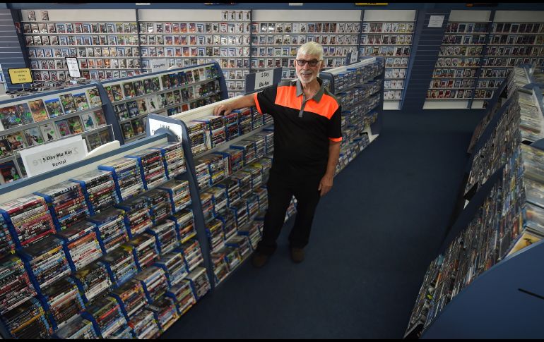 Geoffrey Hooper, de 71 años, posee una de las últimas tiendas de DVDs que quedan en Sídney, Australia, en un negocio que tiende a desaparecer ante al auge de los servicios en streaming y televisión por internet. AFP/P. Parks