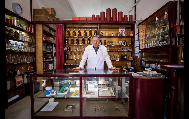 Nenan Jovanov, de 70, maneja una tienda de perfumes en Belgrado, Serbia. Se trata de un negocio familiar de tercera generación. Nenad explica que había 23 comercios como éste en la ciudad y ahora sólo queda el suyo. AFP/A. Isakovic