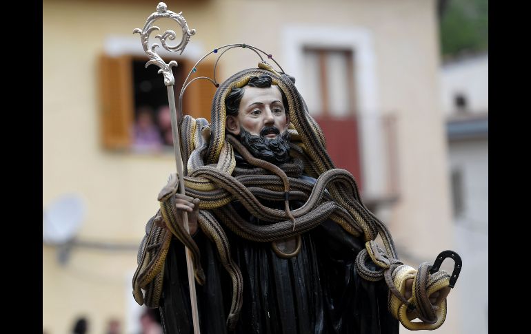 Una estatua de Santo Domingo cubierta con serpientes es trasladada en una procesión anual por las calles de Cocullo, una población italiana. AFP/T. Fabi