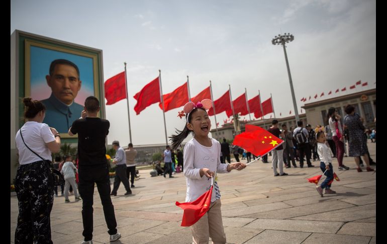 Una niña se divierte mientras visita la Plaza de Tiananmen en Pekín, China. En el país se tienen tres días de vacaciones por el Día Internacional del Trabajador. EFE/ R. Pilipey