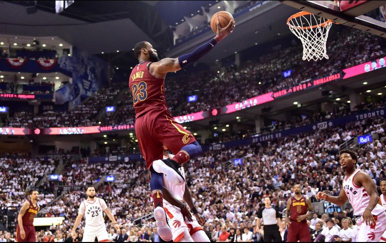 LeBron James colaboró con 43 puntos a la victoria de los Cavaliers sobre los Raptors. AP/F. Gunn
