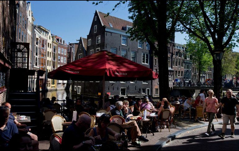 Personas se sientan en la terraza de un café durante un día soleado en de Ámsterdan, donde se registran temperaturas de hasta 27 grados centígrados. AP/P. Dejong