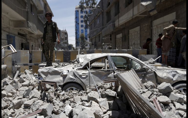 Habitantes en Saná, Yemen, revisan un sitio en la oficina presidencia que fue blanco de ataques aéreos. Se reportan al menos seis muertos y 30 heridos por los bombardeos. AFP/M. Huwais
