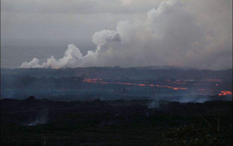 Un río de lava del Kilauea se dirige al océano. La lava cruzó anoche la autopista 137 y entró en el océano. AFP/M. Tama