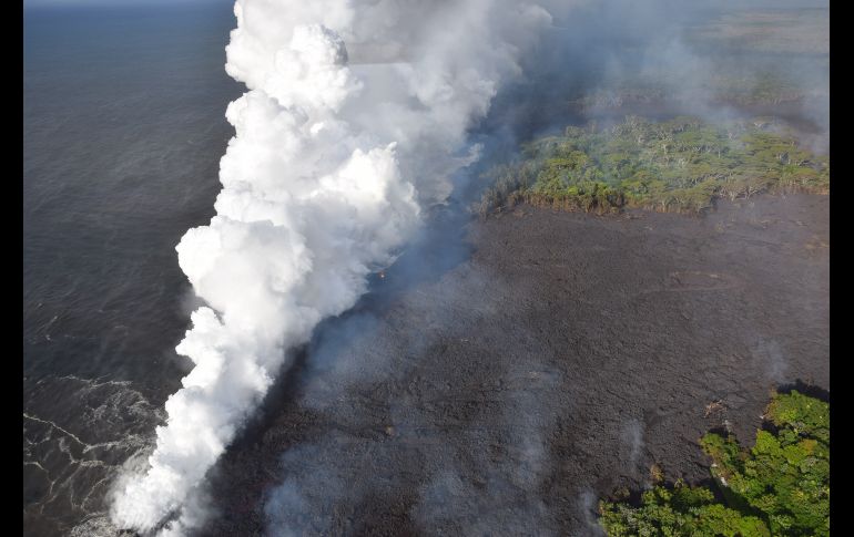 Al entrar al océano, la lava crea una densa nube blanca conocida como 