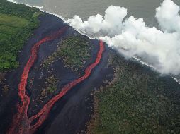 El magma continuó saliendo de las grandes grietas, la roca fundida formó ríos que dividieron bosques y granjas en su sinuoso avance hacia la costa.  EFE/ Servicio Geológico de Estados Unidos