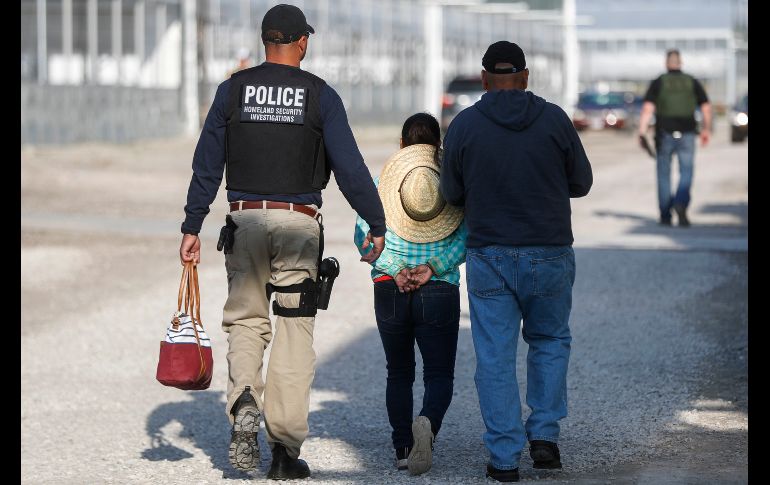 Agentes arrestan a una mujer en la empresa en Castalia, Ohio.