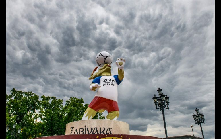 Una estatua de Zabivaka, la mascota oficial de la Copa del Mundo de Rusia, se ve en la plaza Manezhnaya de Moscú. AFP/M. Antonov