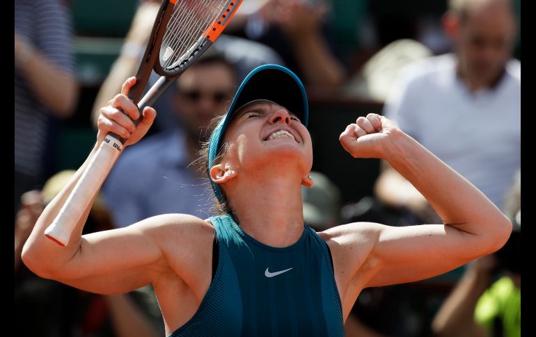 La rumana Simona Halep celebra su triunfo en juego de semifinales sobre la española Garbine Muguruza, en el Roland Garros de París, Francia. AP/A. Tarantino