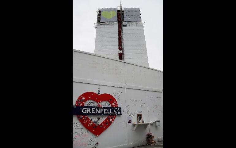 Letreros se desvelan afuera de la torre Grenfell en Londres, Inglaterra.Un incendio en la torre el 14 de junio de 2017 dejó 72 muertos y más de 70 heridos. AP/F.  Augstein