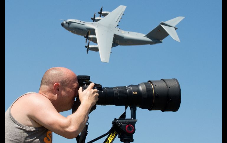 Bernd Selbmann toma fotos durante el 