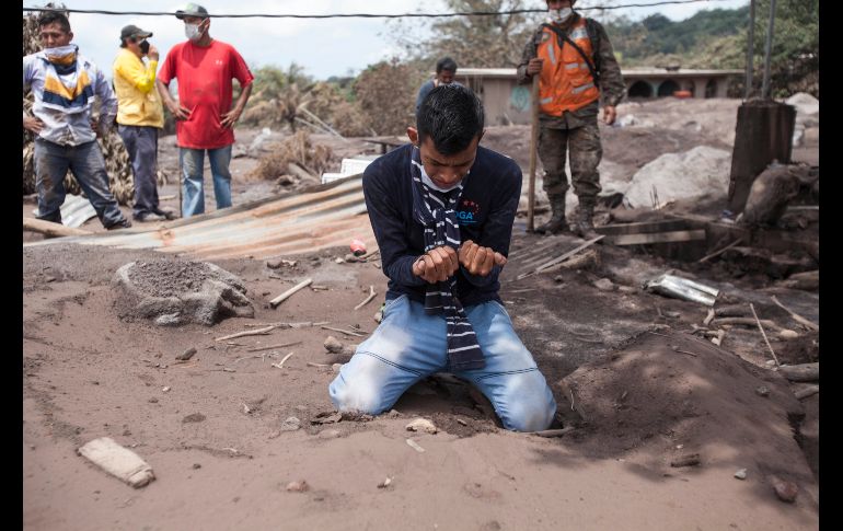 Bryan Rivera llora al observar los restos de su casa, luego de que sus familiares quedaron desaparecidos tras la erupción del volcán de Fuego en San Miguel Los Lotes, Guatemala. AP/M. Castillo