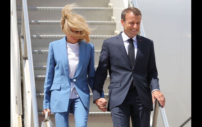 El presidente francés Emmanuel Macron llega con su esposa, Brigitte Macron, al aeropuerto de Montreal, Canadá, previo a la cumbre del G-7. AFP/L. Marin