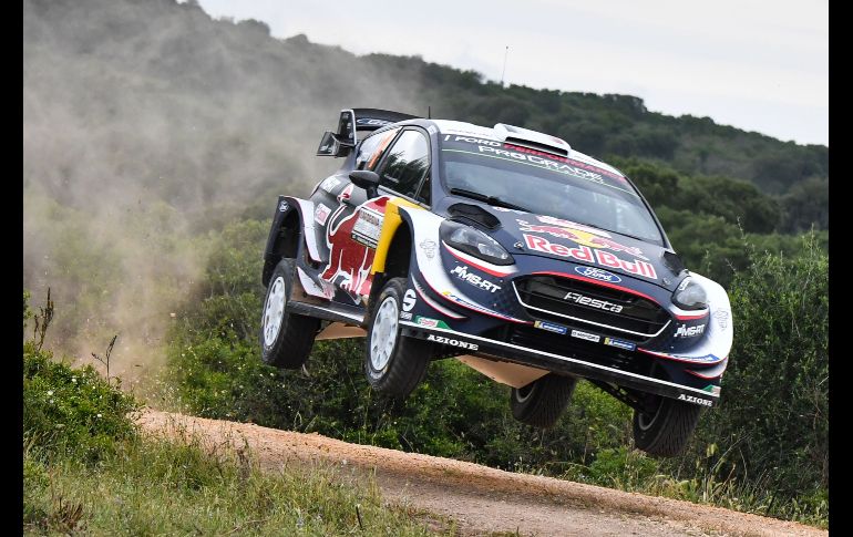 El piloto Sebastien Ogier y el copiloto Julien Ingrassia participan en el rally de Cerdeña, séptima cita del Mundial, en la ciudad italiana de Olmedo. AFP/A. Solaro