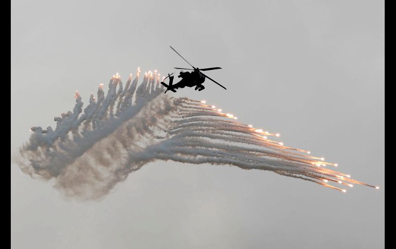 Un helicóptero apache AH-64 realiza maniobras como parte del 34º ejercicio militar anual Han Kuang en la ciudad de Taichung, Taiwán. El simulacro simula un ataque de China. EFE/R. Tongo