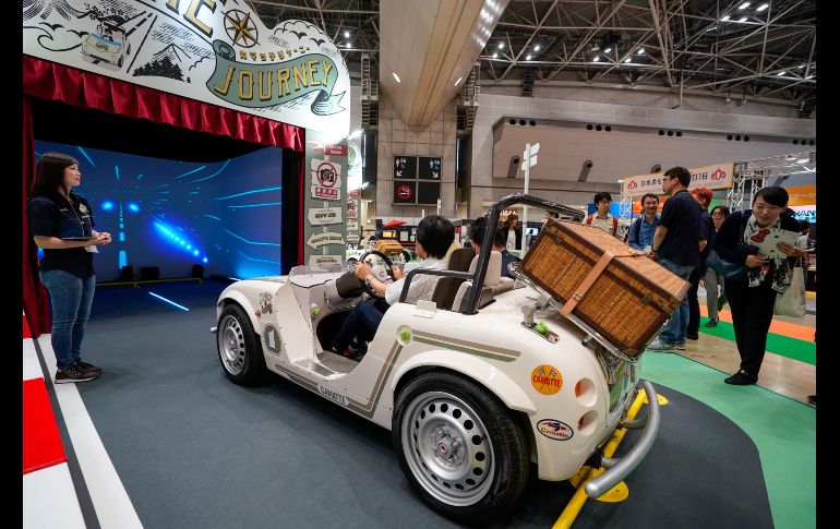 Visitantes disfrutan de un simulador de viaje de Toyota durante la Feria Internacional del Juguete en Tokio, Japón. EFE/C. Jue