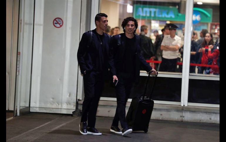 Héctor Moreno y Guillermo Ochoa. El Tri voló de Copenhague y llegó esta tarde en el aeropuerto internacional de Sheremetievo. SUN/L. Cortés