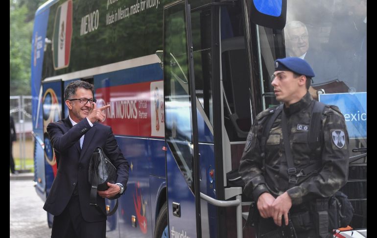 El autobús llega el centro de entrenamiento de Novogorsk, recinto habitual del Dinamo de Moscú. El técnico Juan Carlos Osorio AFP/Y. Cortez