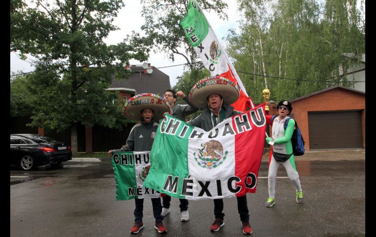 Aficionados mexicanos aguardaban afuera de las instalaciones del club de futbol. NTX/J. Arciga