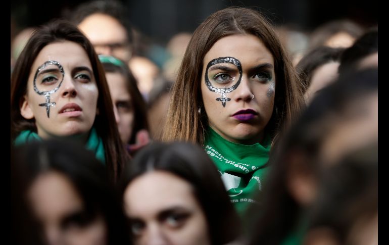 Personas a favor de despenalizar el aborto se manifiestan cerca del Congreso en Buenos Aires, Argentina. La Cámara de Diputados inició hoy la sesión en la que se debatirá el proyecto de ley para despenalizar el aborto hasta la semana 14 de gestación. EFE/D. Fernández