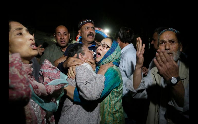 Familiares y amigos del periodista Shujaat Bukhari reaccionan en una sala policial en Srinagar, India. Bukhari, editor de tres diarios y un semanario, fue asesinado junto con su guardaespaldas este jueves. AP/M. Khan