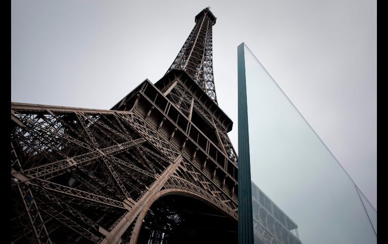 Un cristal blindado se instala en la torre Eiffel de París. El muro forma parte de un nuevo perímetro de protección que busca evitar las aglomeraciones y estar a salvo de posibles atentados. AFP/P. Lopez