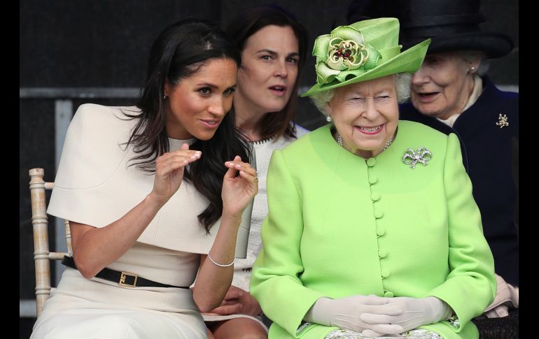 La reina Isabel II de Inglaterra y Meghan, duquesa de Sussex, asisten a la inauguración del puente Mersey en Widnes, Inglaterra. AP/PA/D. Lawson