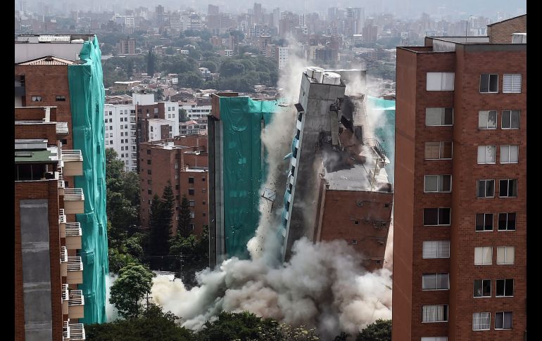 Un edificio en alto riesgo de colapso es demolido en Medellín, Colombia. AFP/J. Sarmiento