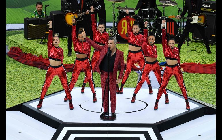 El cantante Robbie Williams se presenta en la ceremonia inaugural del Mundial de futbol de Rusia, en el estadio Luzhniki de Moscú. AFP/P. Stollarz