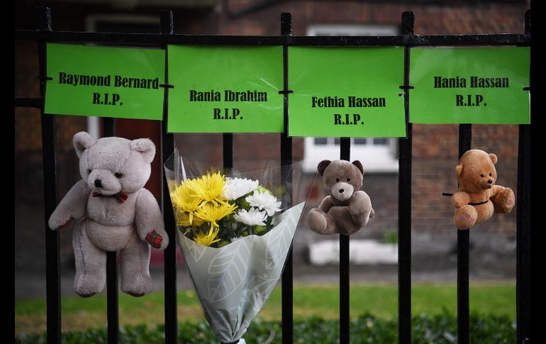 Tributos a las víctimas del incendio de la torre Grenfell durante su primer aniversario, en Londres, Inglaterra. El incendio costó la vida a 71 personas. EFE/ N. Hall