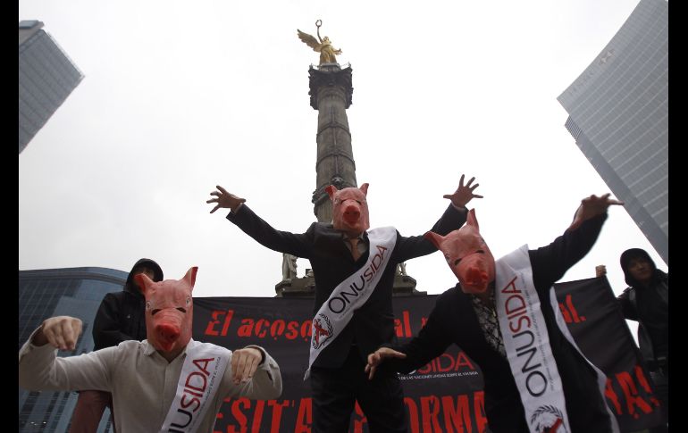 Activistas protestan por el presunto encubrimiento de Michel Sidibé, director ejecutivo de ONUSIDA, en un caso de acoso sexual, en Ciudad de México. EFE/S. Gutiérrez