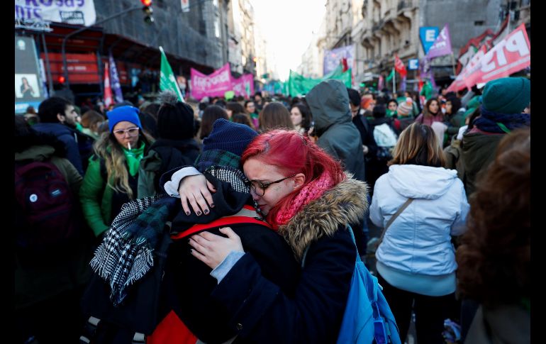 Miles de personas festejan la aprobación de la despenalización del aborto por parte de la Cámara de Diputados argentina, en las inmediaciones de la plaza del Congreso en Buenos Aires. EFE/D. Fernández