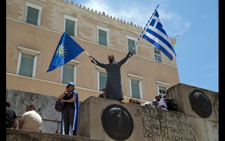 Manifestantes gritan afuera del Parlamento en Atenas, Grecia, en protesta contra el acuerdo con Macedonia sobre la disputa del nombre de la Antigua República Yugoslava de Macedonia para renombrarla Macedonia del Norte. AP/P. Giannakouris