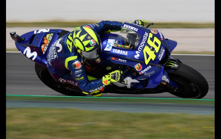 El italiano Valentino Rossi, de Movistar Yamaha, toma una curva en una sesión de práctica del Gran Premio Moto GP de Cataluña en Montmeló, España. AFP/L. Gene