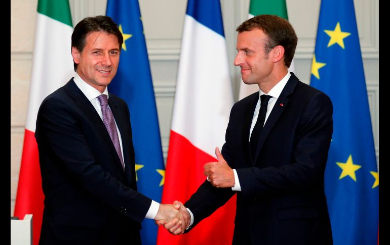 El presidente francés Emmanuel Macron (d) y el primer ministro italiano Giuseppe Conte se saludan en una conferencia de prensa conjunta tras una reunión en el Palacio del Elíseo en París. AFP/F. Mori