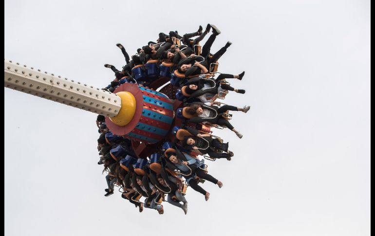 Personas disfrutan un juego en un parque de diversiones en Estambul, Turquía. EFE/EPA/S. Suna