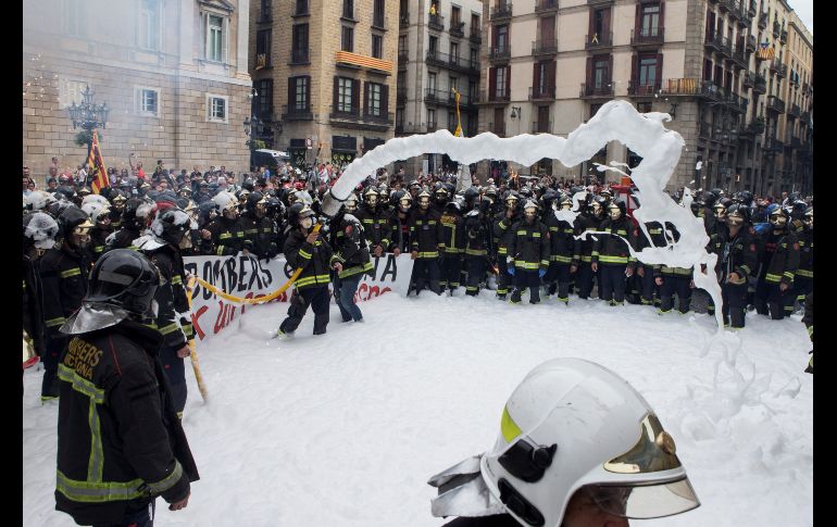 Bomberos lanzan espuma en la Plaza de Sant Jaume en Barcelona, al finalizar la marcha para protestar sobre las propuestas de la Mesa General del Ayuntamiento de Barcelona en las negociaciones del convenio. EFE/Q. García