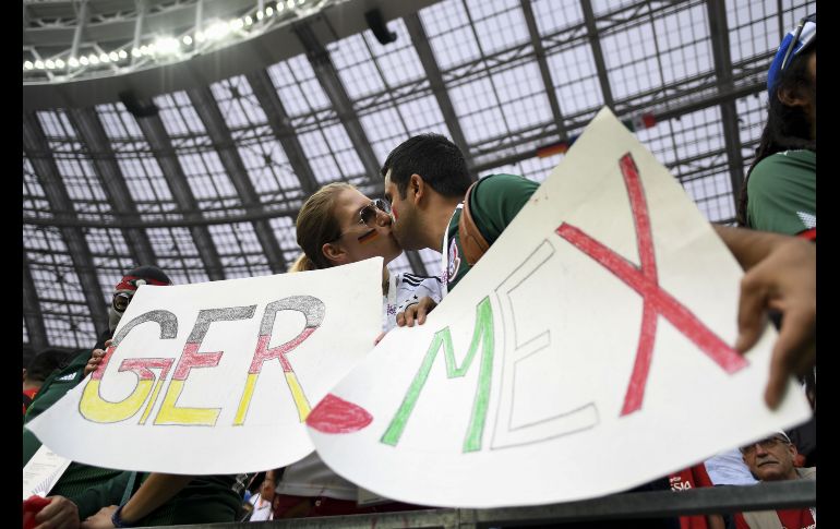 Alemania y México unidos por aficionados en el estadio Luzhniki de Moscú. AFP/F. Leong