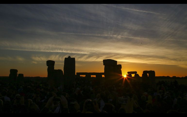 Casi 10 mil personas se reunieron en la madrugada en torno al monumento neolítico Stonehenge, en Inglaterra, para celebrar la llegada del solsticio de verano. AFP/G. Caddick