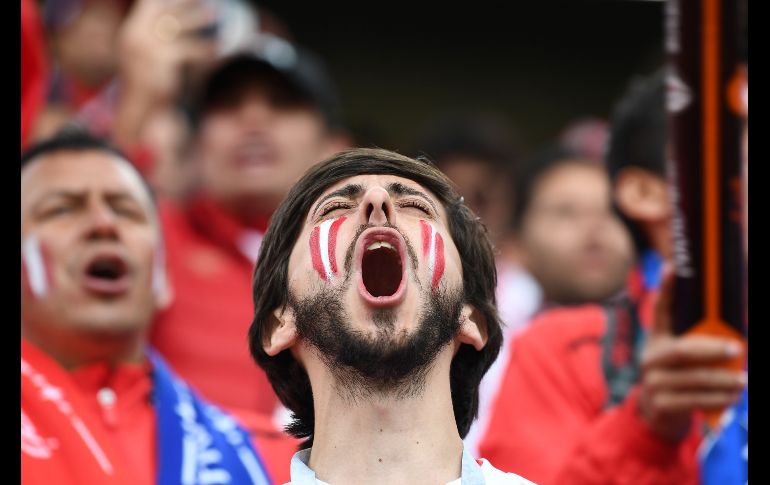 Un fan de la Selección de Perú anima a su equipo en el juego del Mundial de futbol ante Francia, en Ekaterimburgo, Rusia. AFP/A. Poujoulat