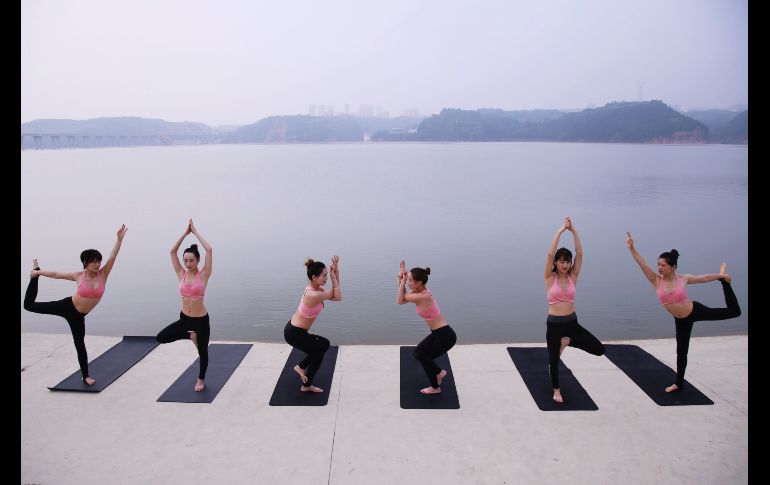 Mujeres participan en una sesión para conmemorar el Día Internacional del Yoga en Shiyan, China. AFP