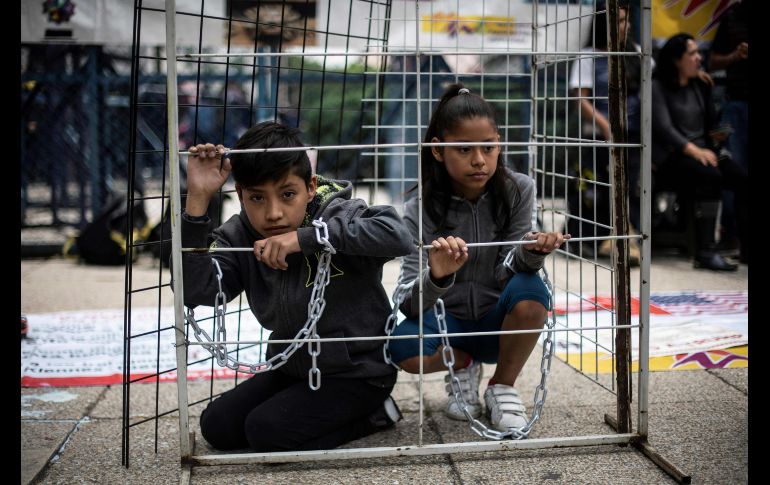 Niños protestan contra la política migratoria de Estados Unidos en la Embajada de ese país en Ciudad de México. AFP/P. Pardo